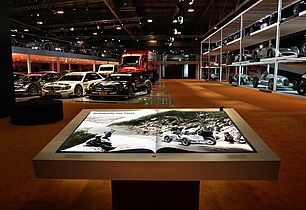 Messestand von Mercedes-Benz Classic
Replik eines Fotoalbums vom 1. Autorennen
Spektakuläres Pop-up des »Mercedes 35 PS«
