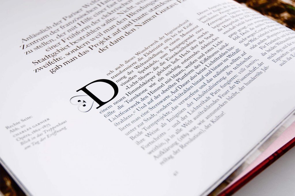 Kunst des Salons –Verspielte Initiale und gesetzte Typografie