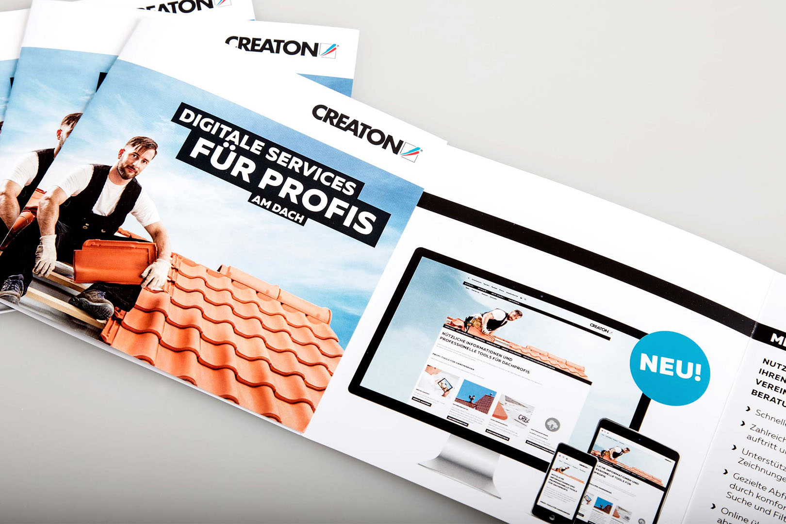Flyer für Creaton mit dem Keyvisual eines Dachdeckers